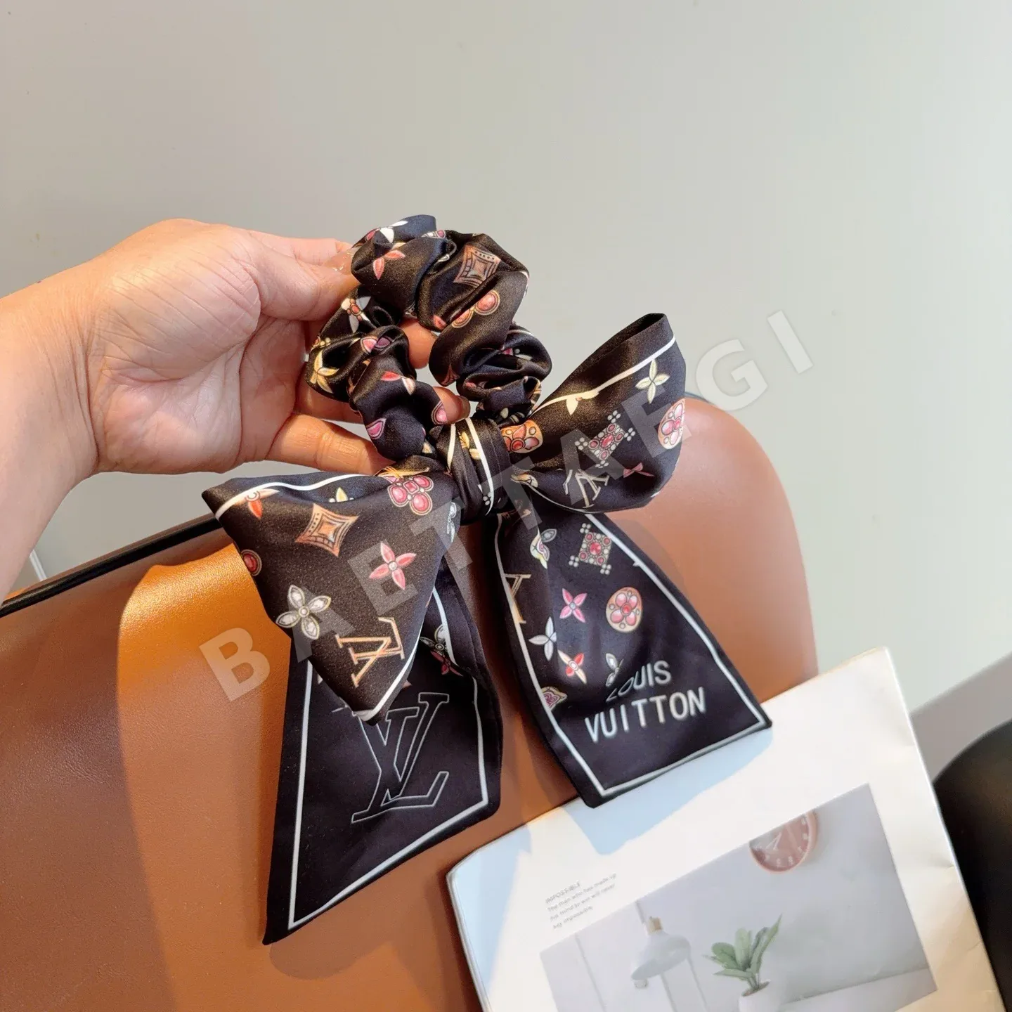 루이비통 리본 포니테일 헤어고무줄 184028