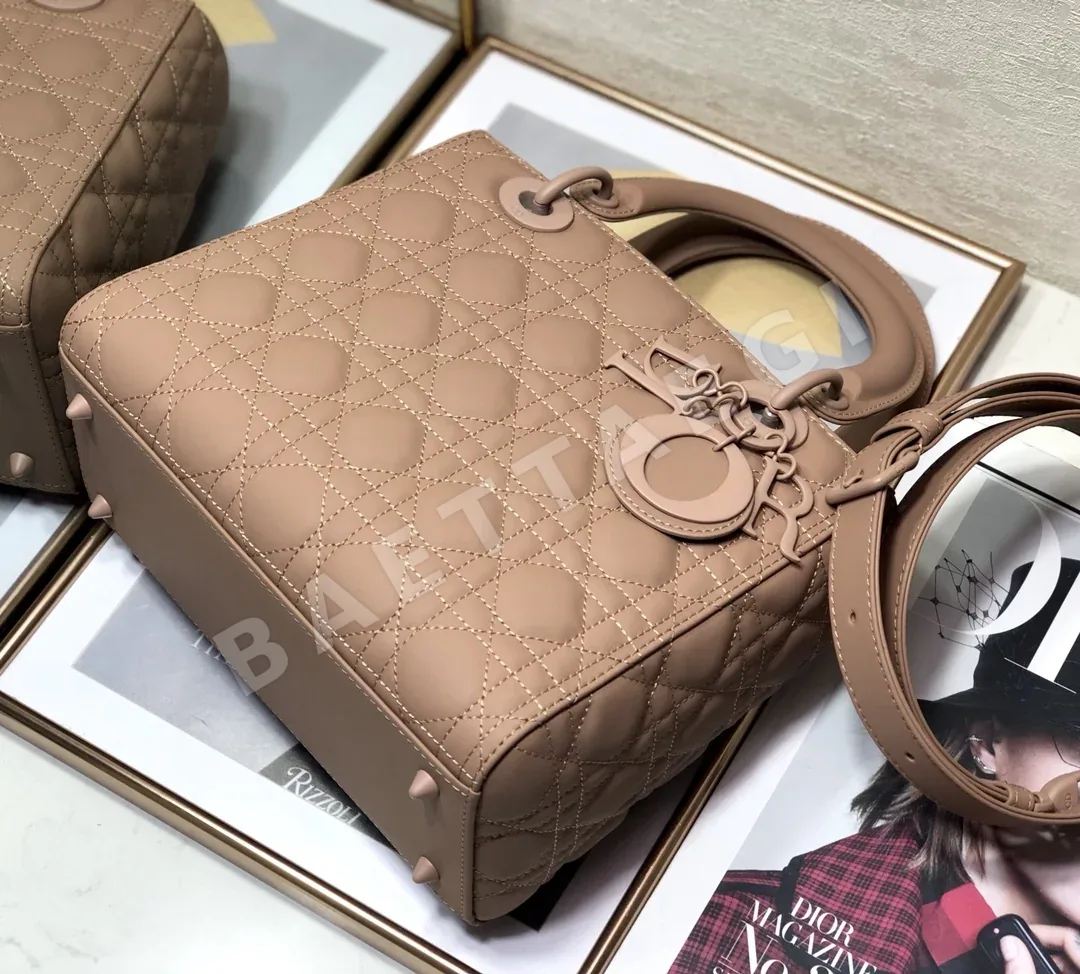 디올 레이디 매트 블랙 카프스킨 미디엄 가방 상세 이미지 5