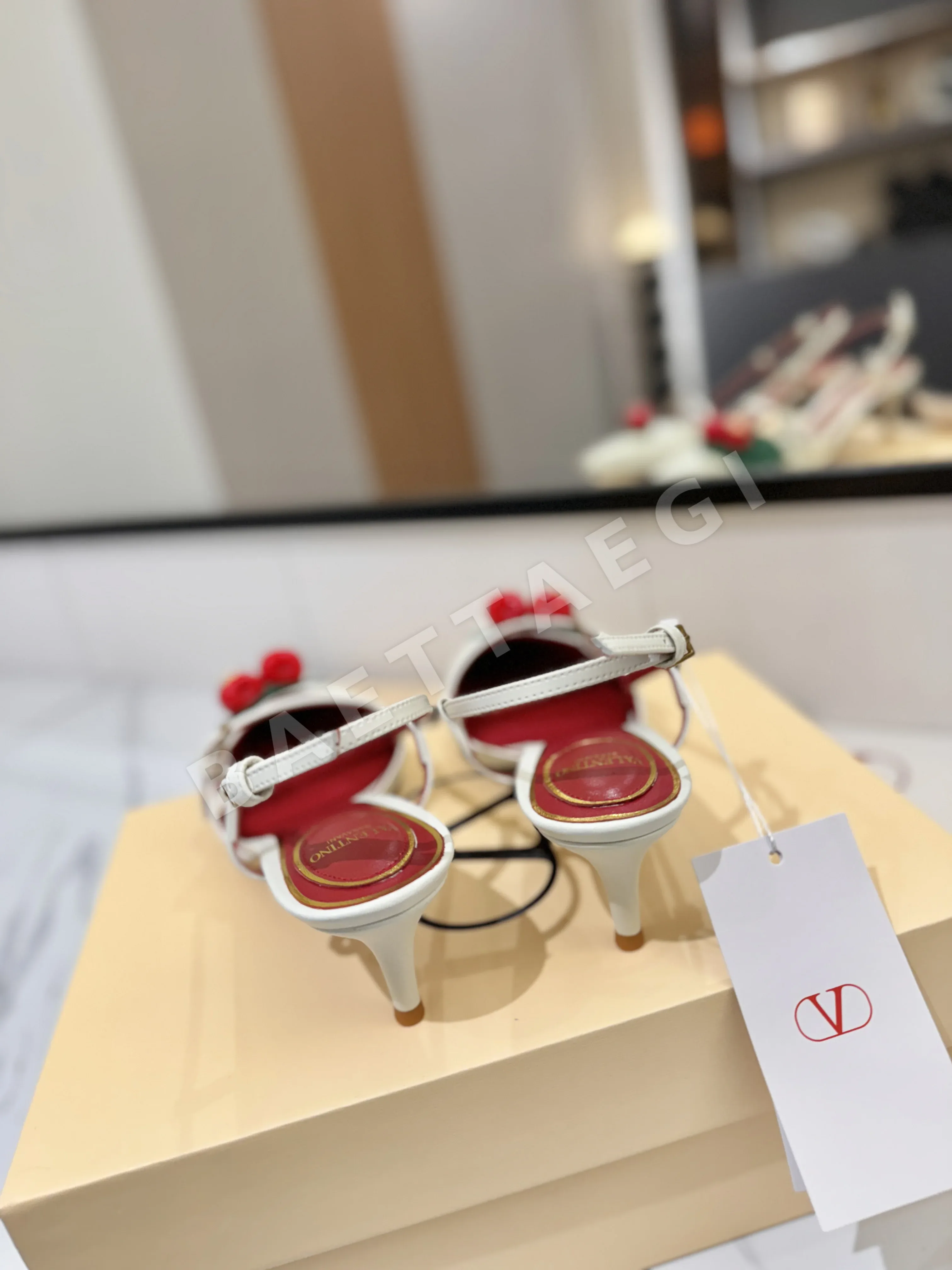발렌티노 V 버클 체리 장식 샌들 상세 이미지 17