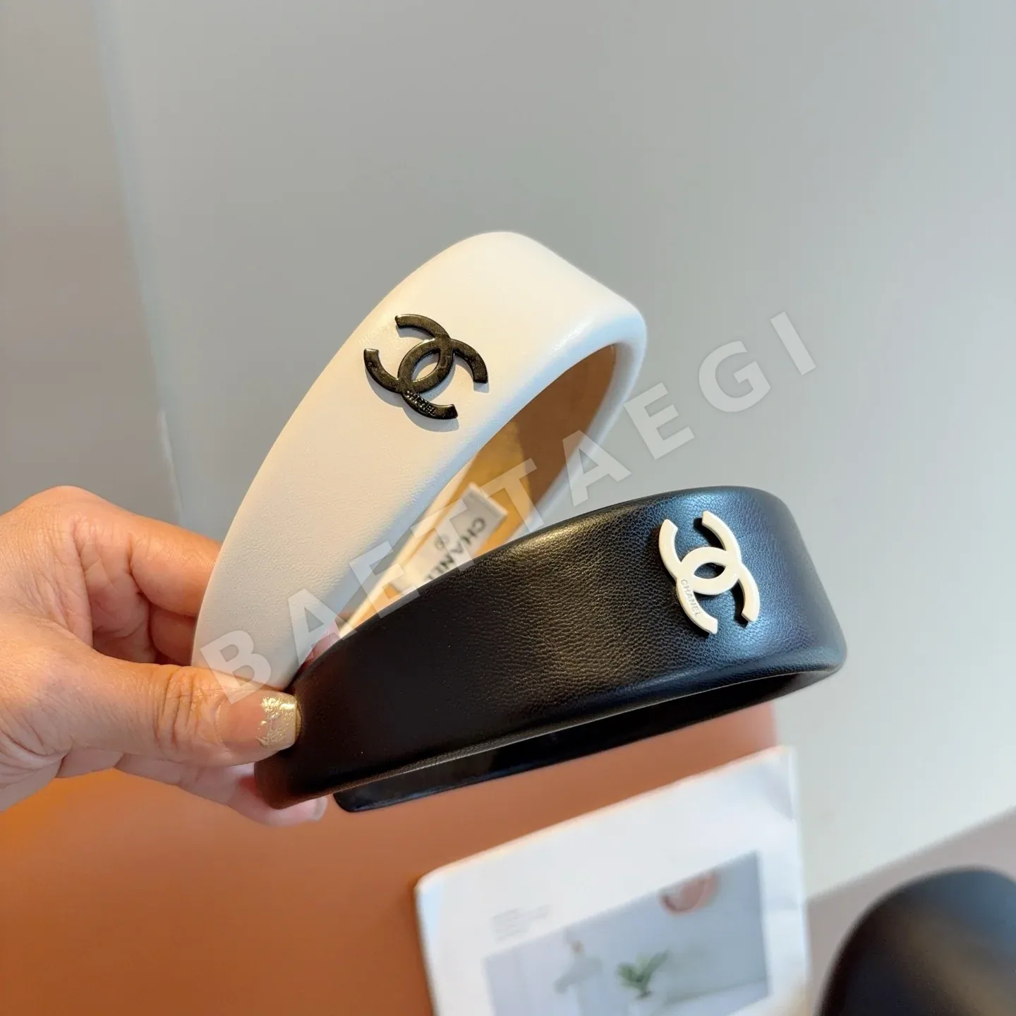샤넬 램스킨 더블 C 로고 헤드밴드 182947