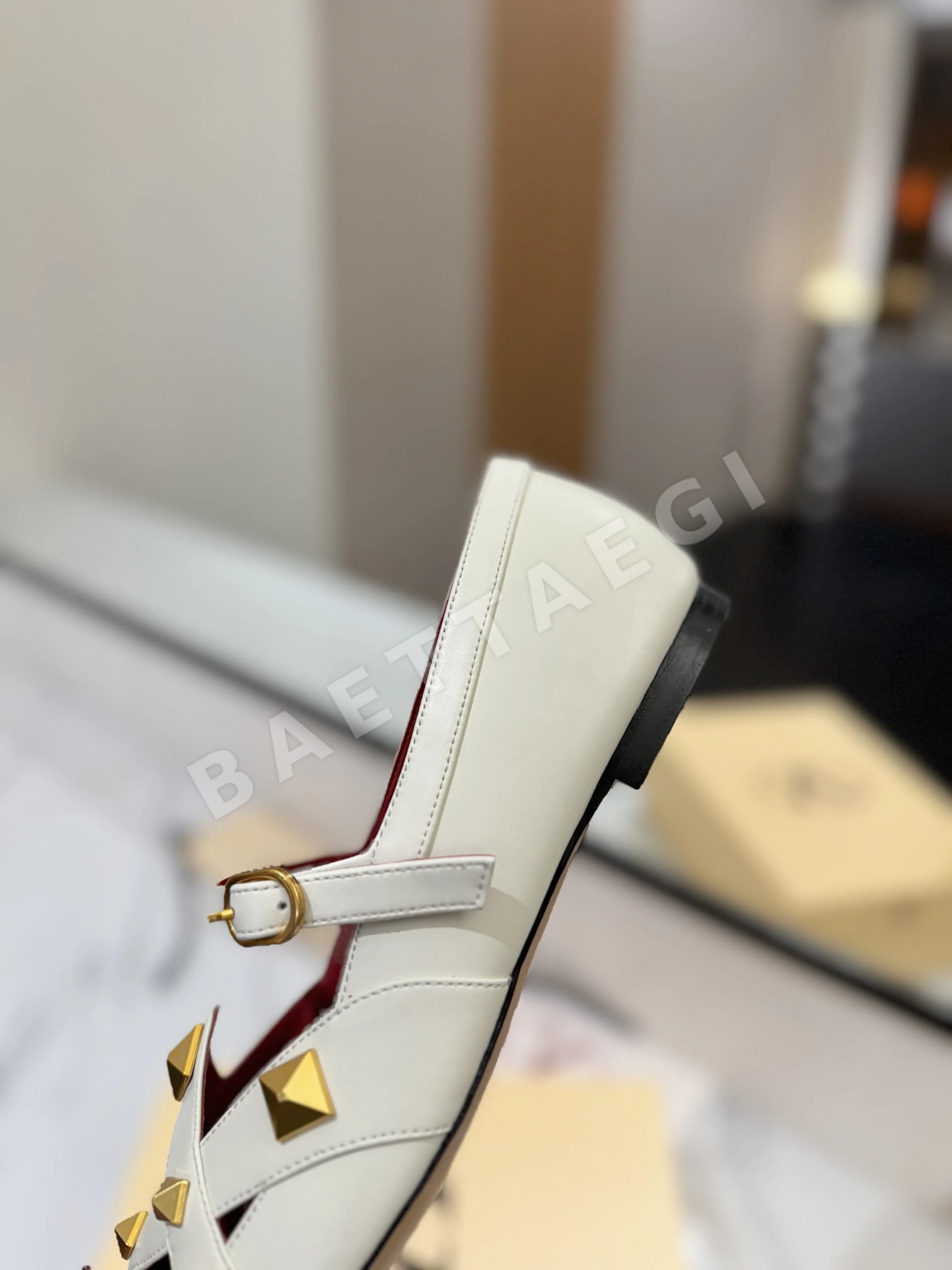 발렌티노 스터드 장식 발레 슈즈 상세 이미지 18