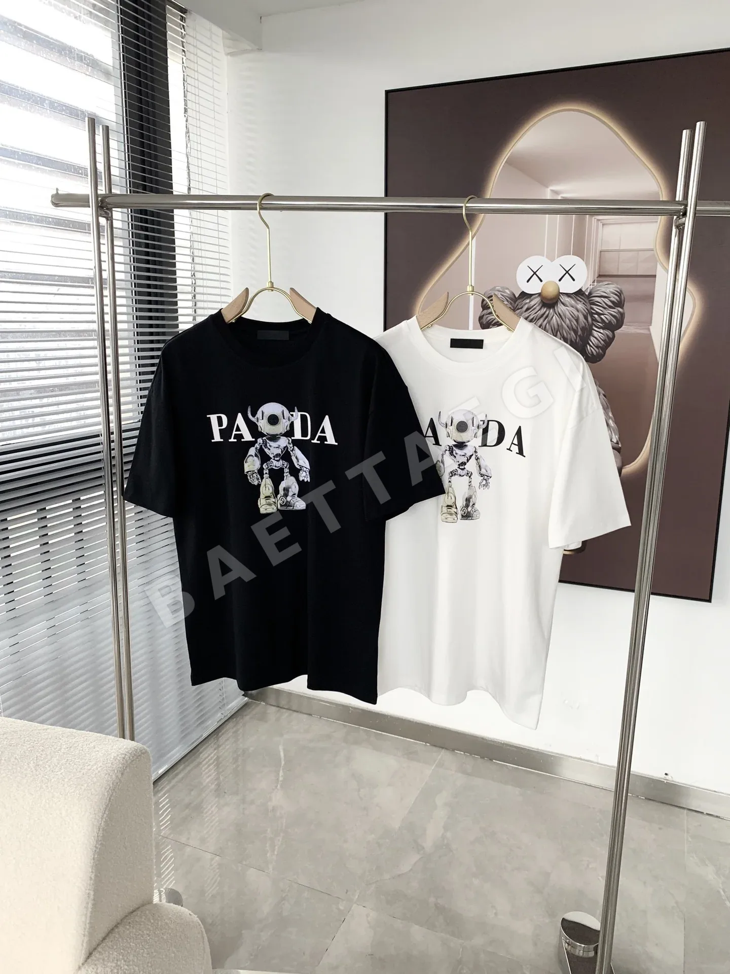 프라다 클래식 로고 크루넥 반팔 티셔츠 88823