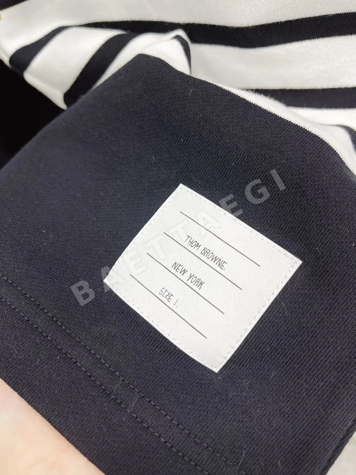 톰브라운 4바 스트라이프 코튼 오버핏 반바지 상세 이미지 2