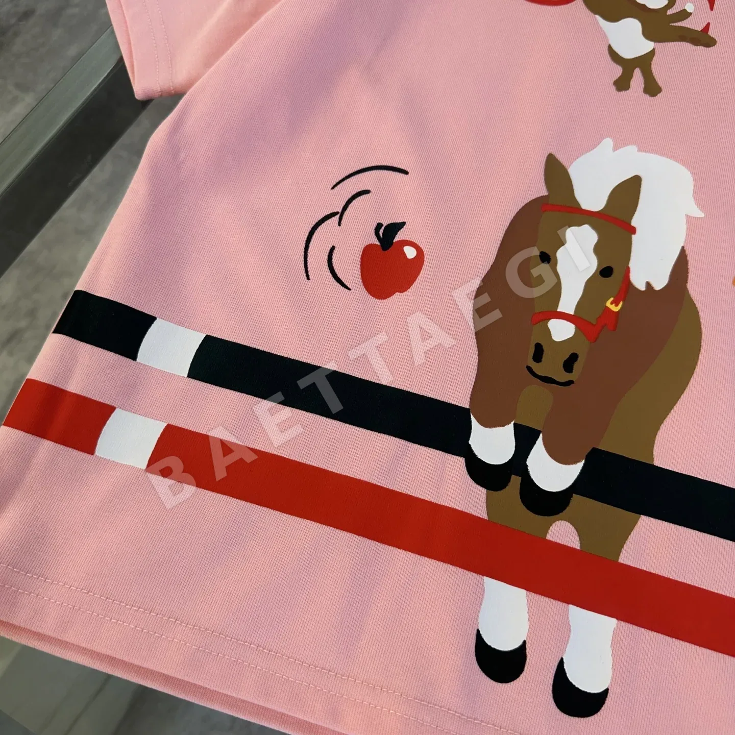 구찌 GUCCI* *Qi 2026 早春子供服 新作 半袖 新年プリント 発泡Tシャツ、オリジナル品質、230g ヘビーウェ 상세 이미지 5