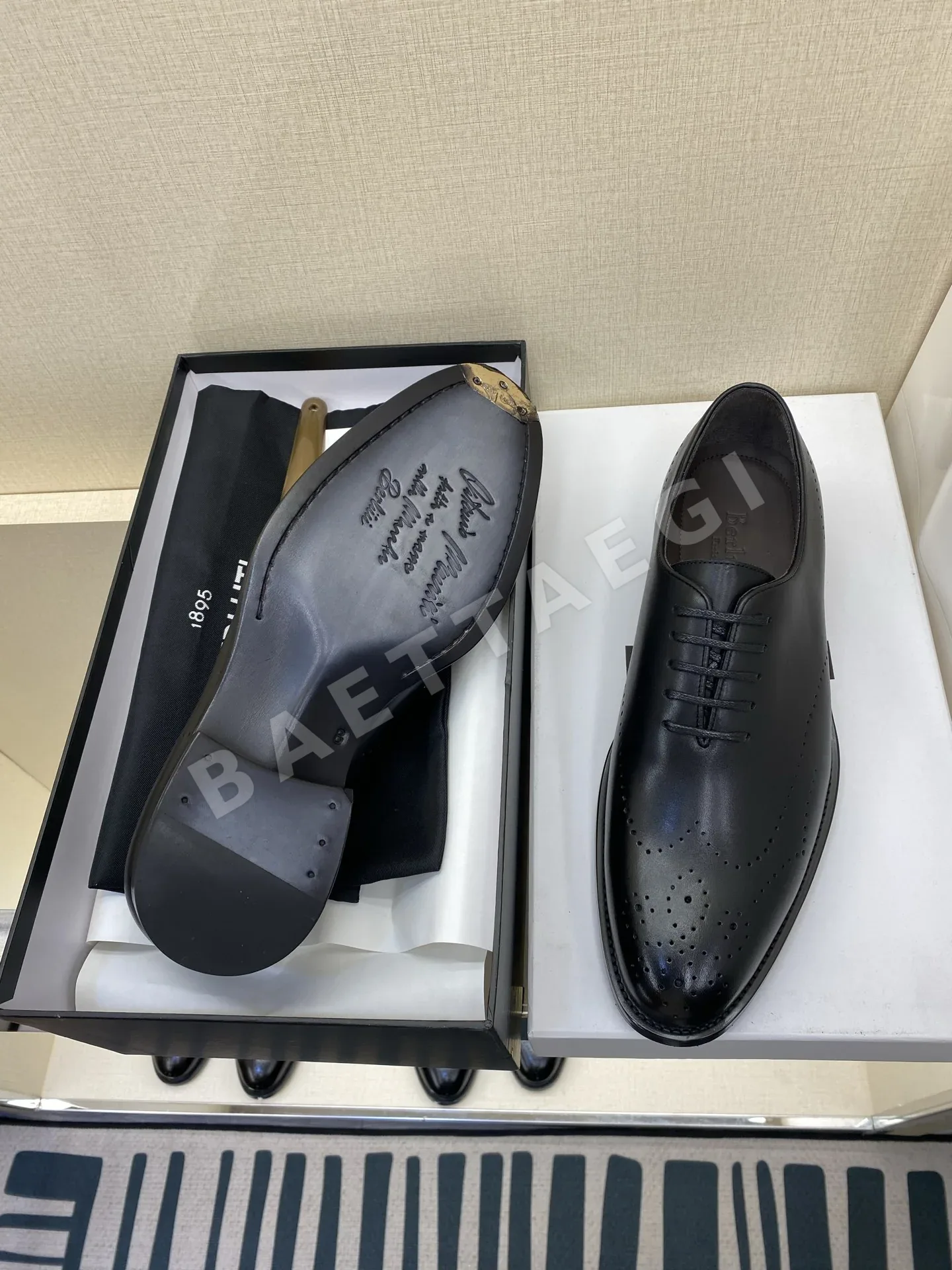 벨루티 로퍼 가죽 브로그 디테일 상세 이미지 10