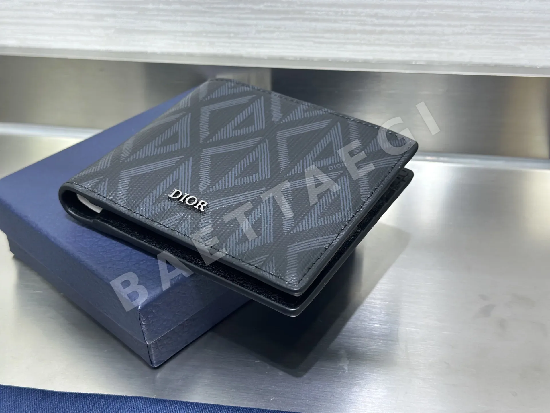 디올 CD 로고 그레인 카프스킨 이중 접이식 지갑 상세 이미지 4