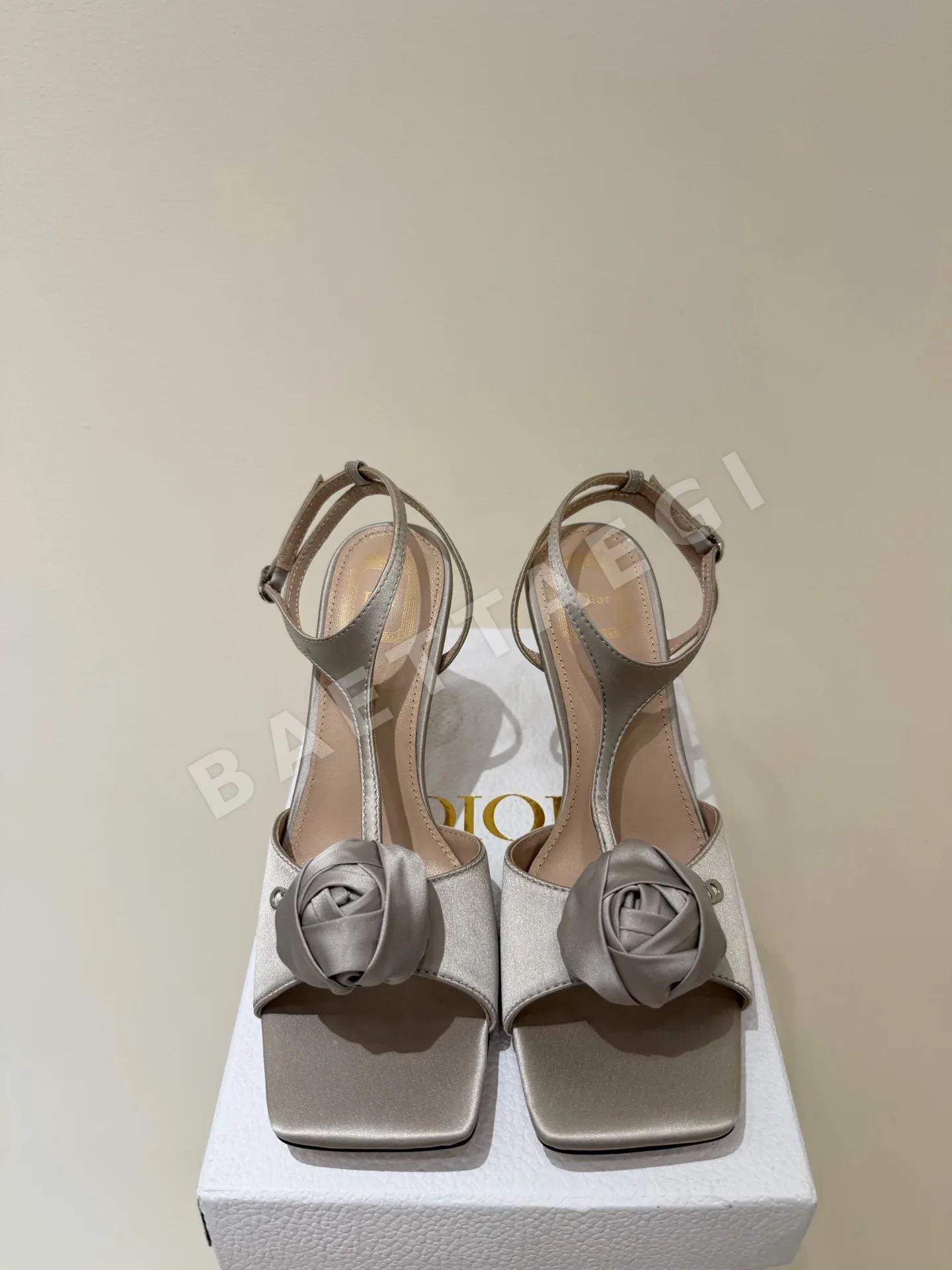 디올 카멜리아 새틴 T 스트랩 스틸레토 샌들 115420