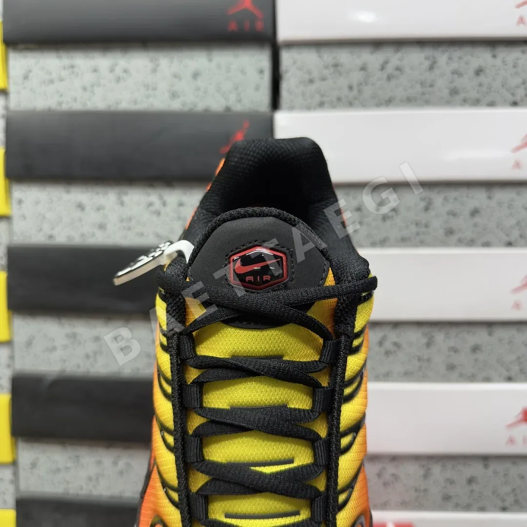 나이키 [TK] 에어 맥스 플러스 블랙 오렌지 화이트 HF0552-001 201974 Nike Air Max Plus Sunset 상세 이미지 8