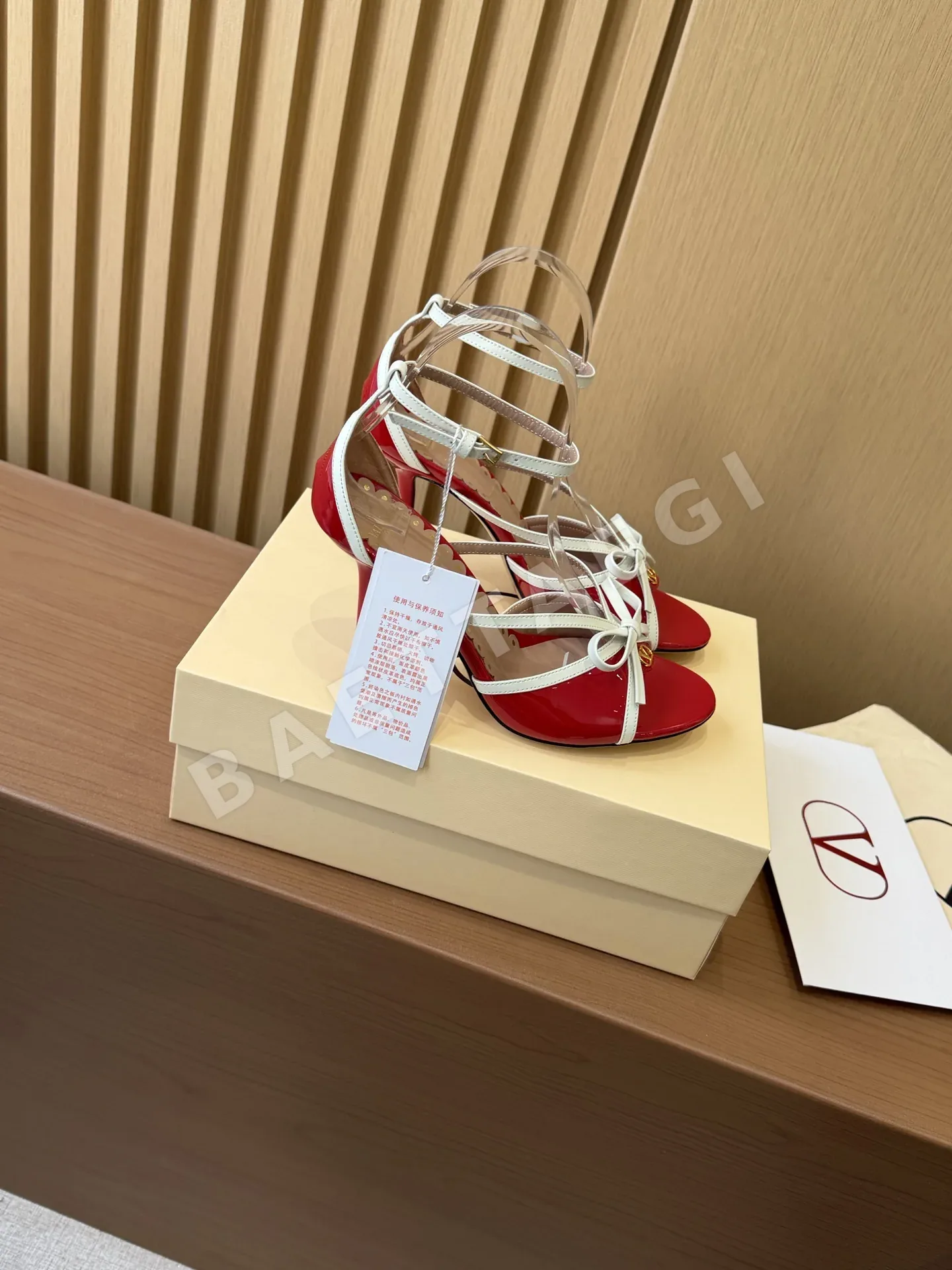 발렌티노 V 버클 보우 에나멜 하이힐 샌들 상세 이미지 2