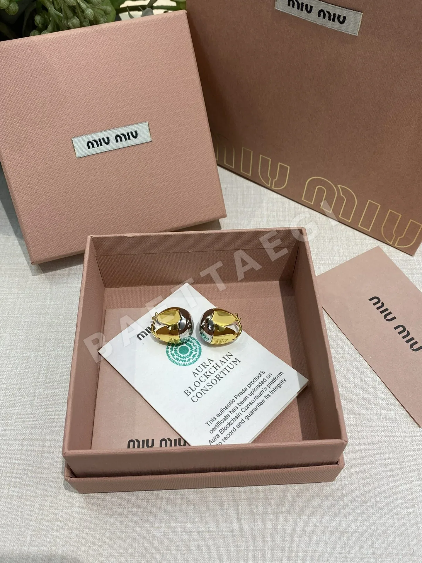 미우미우 투톤 티어드롭 귀걸이 135648