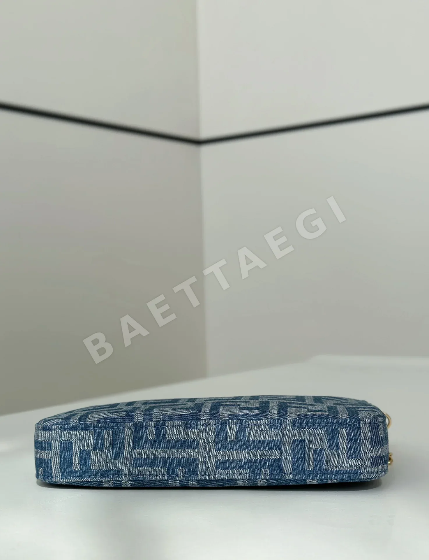 펜디 라이트 블루 데님 바게트 클러치백 8BS073 상세 이미지 4