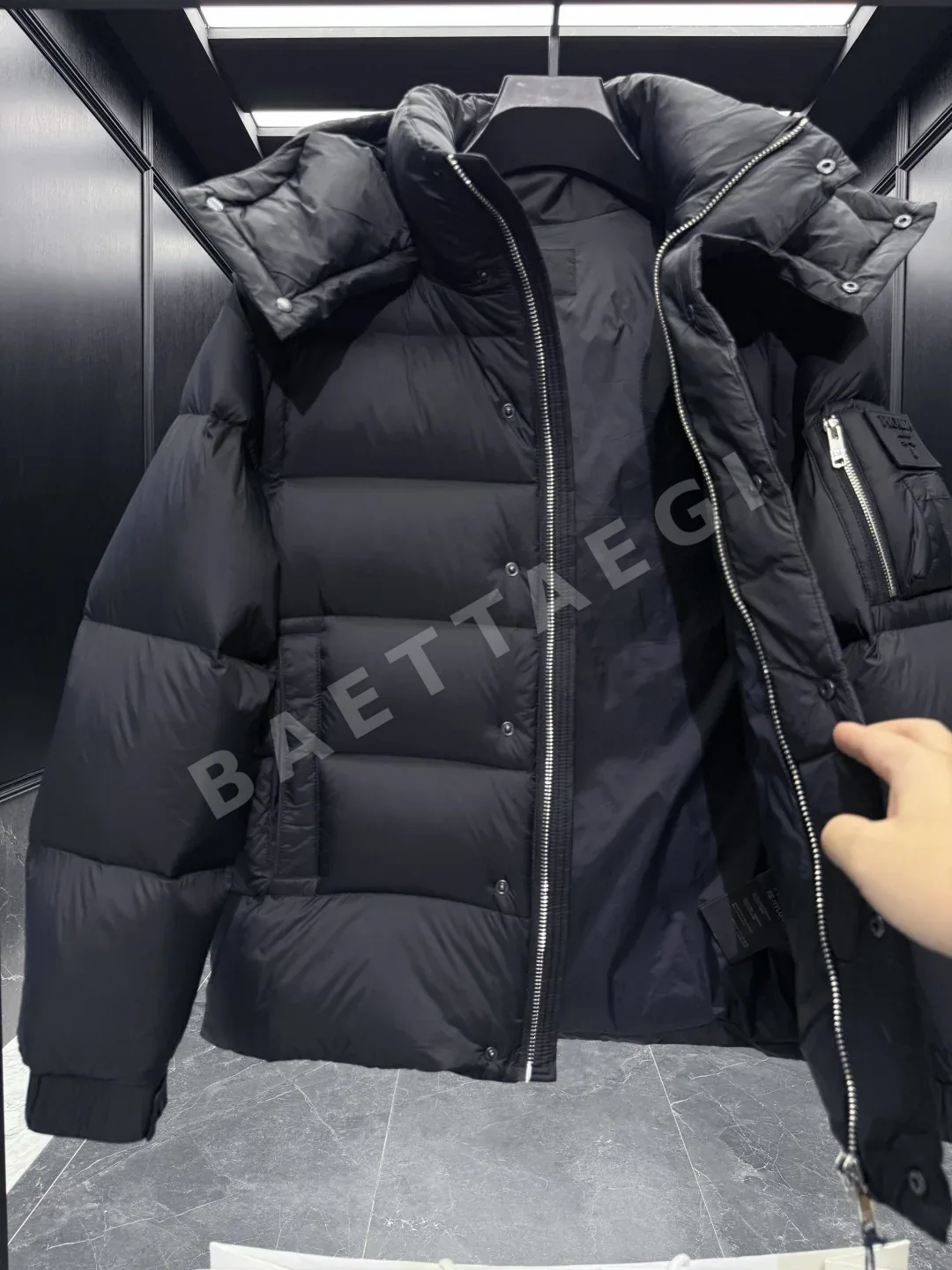 프라다 클래식 실리콘 로고 남성 다운 패딩 재킷 상세 이미지 8