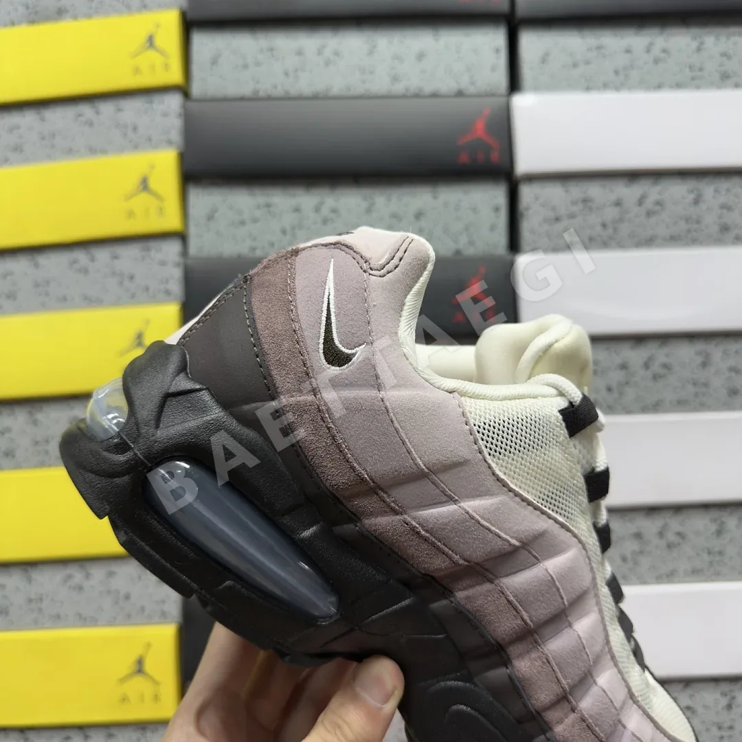 나이키 [WE] 에어 맥스 95 IQ0277-010 201814 Nike Air Max 95 Big Bubble Tattoo Light 상세 이미지 2