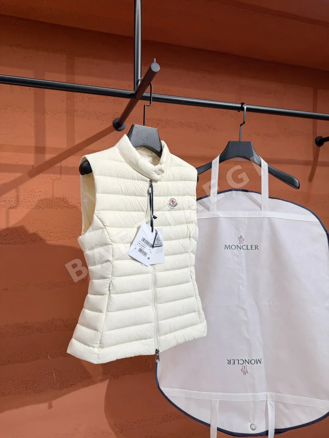 몽클레르 여성 화이트덕다운 조끼 상세 이미지 7