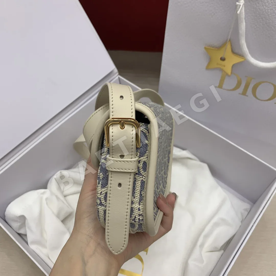 디올 보비 이스트웨스트 소가죽 가방 상세 이미지 4