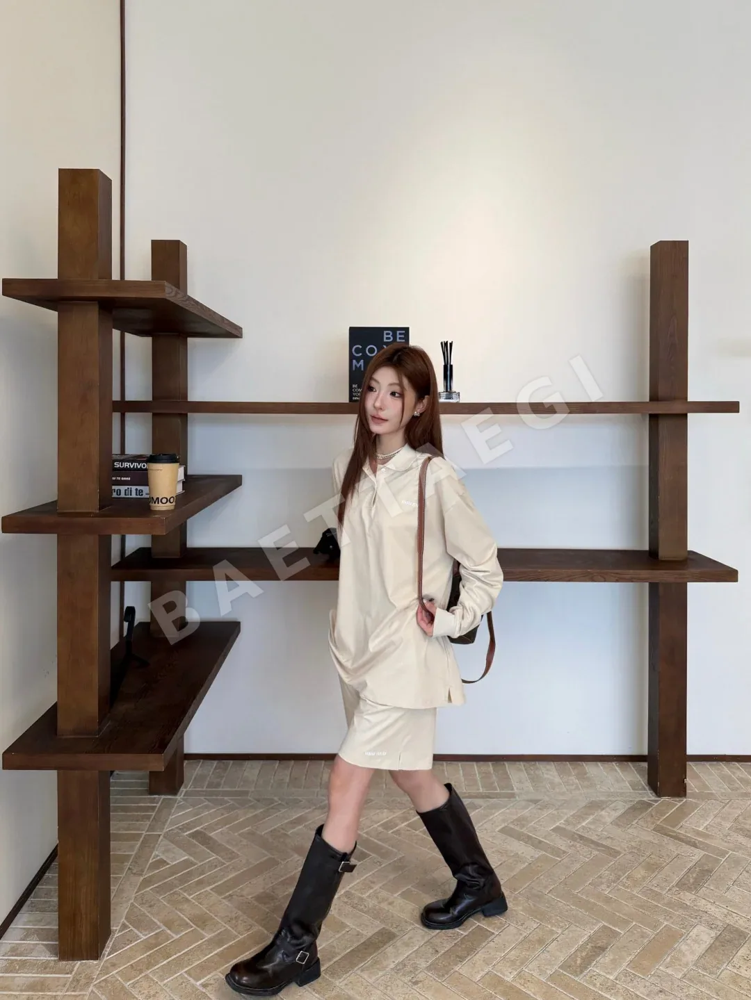 로로피아나 로고 자수 오버핏 긴팔 폴로셔츠 여성의류 상세 이미지 2