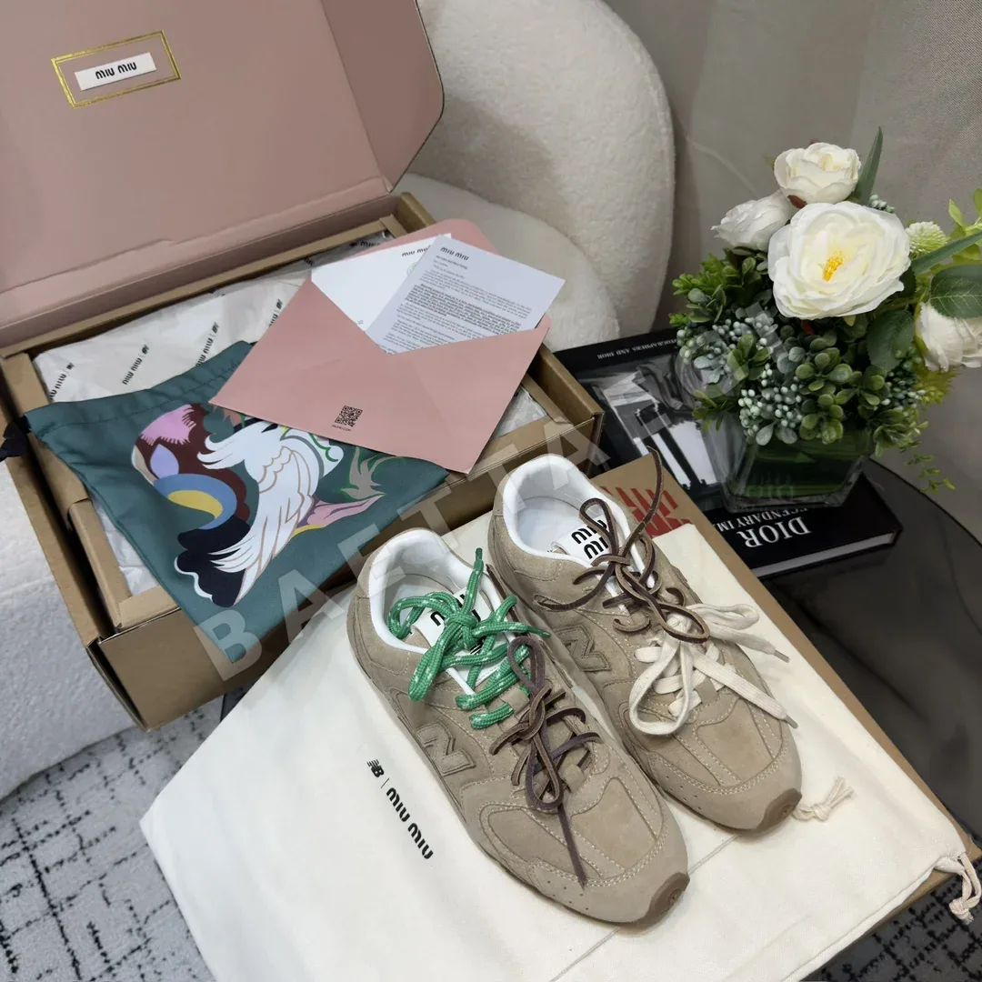 미우미우 스웨이드 가죽 스니커즈 94172