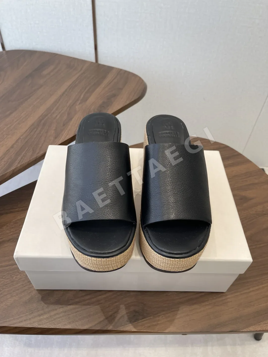 브루넬로쿠치넬리 비즈 체인 장식 슬리퍼 샌들 42089