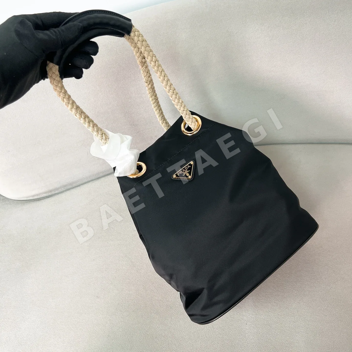 프라다 나일론 버킷백 1BE082 상세 이미지 2