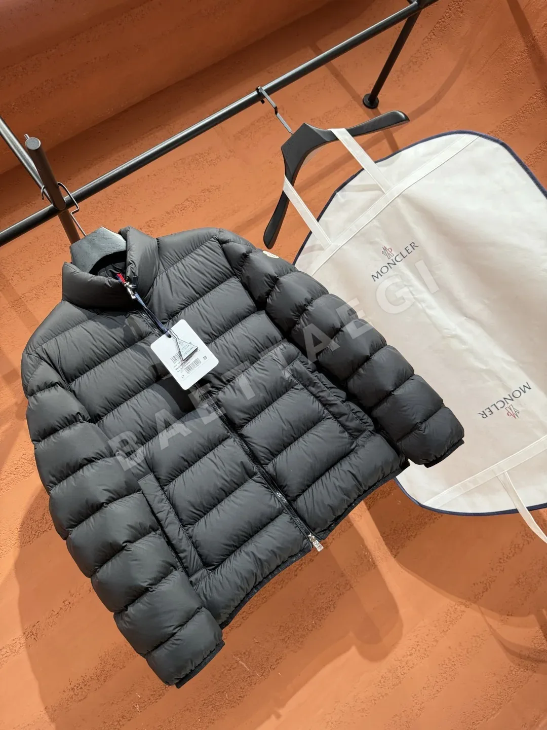 몽클레르 보디넷 쇼트 다운 자켓 상세 이미지 3