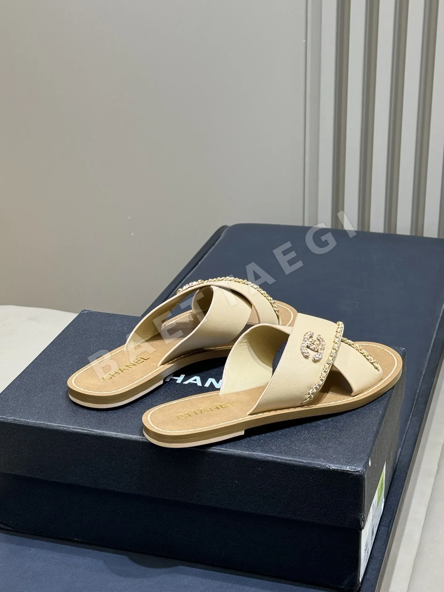 샤넬 26C 화이트 크로스 샌들 상세 이미지 3