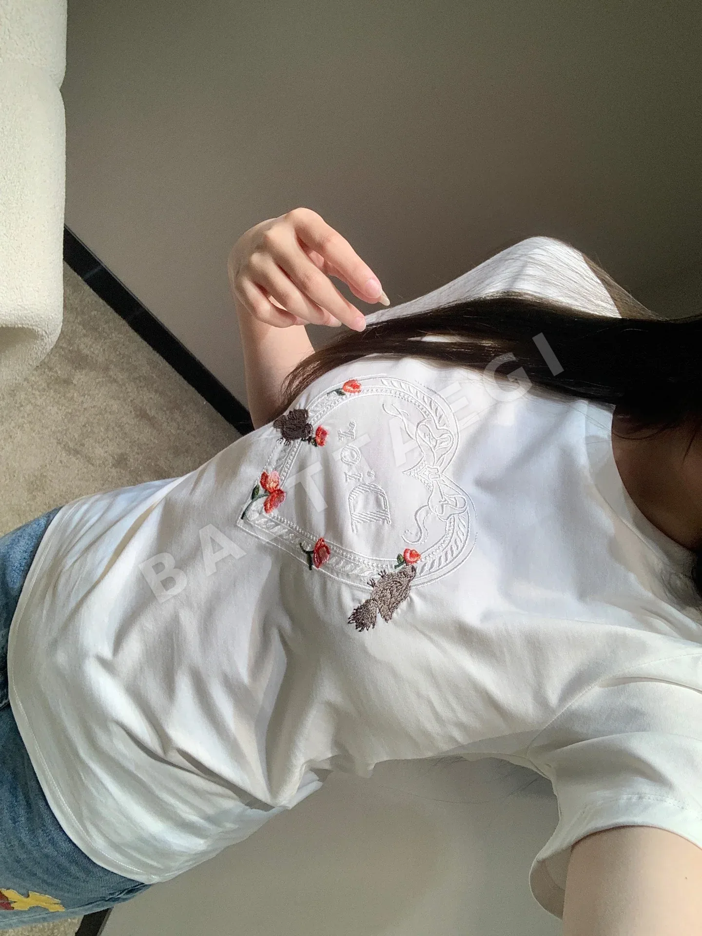 디올 자수 하트 크루넥 여성 반팔 티셔츠 상세 이미지 5