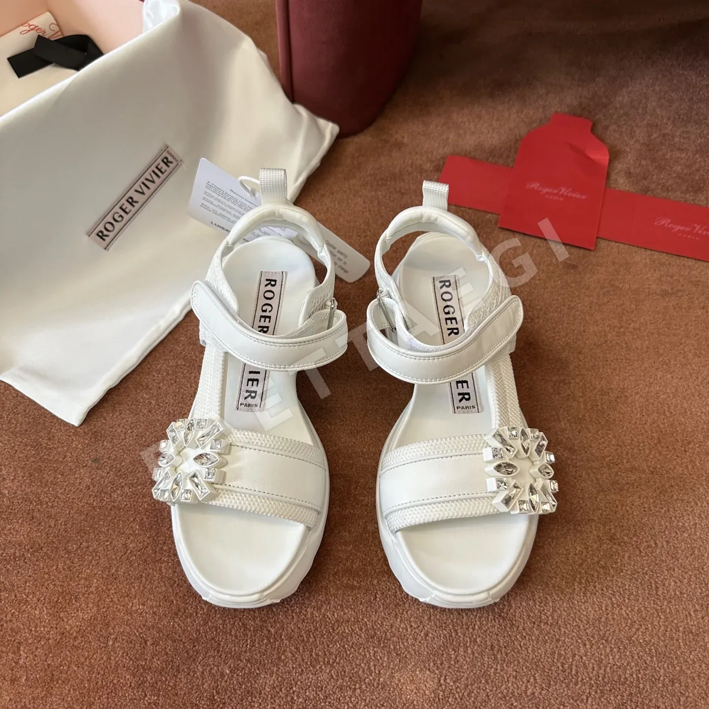 로저비비에 다이아몬드 장식 샌들 144053