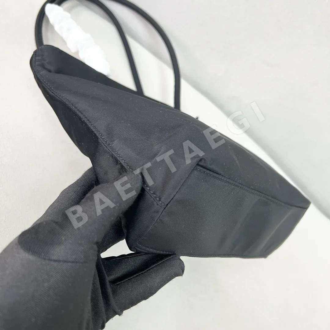 프라다 나일론 롱 핸들 토트백 25 cm 상세 이미지 7