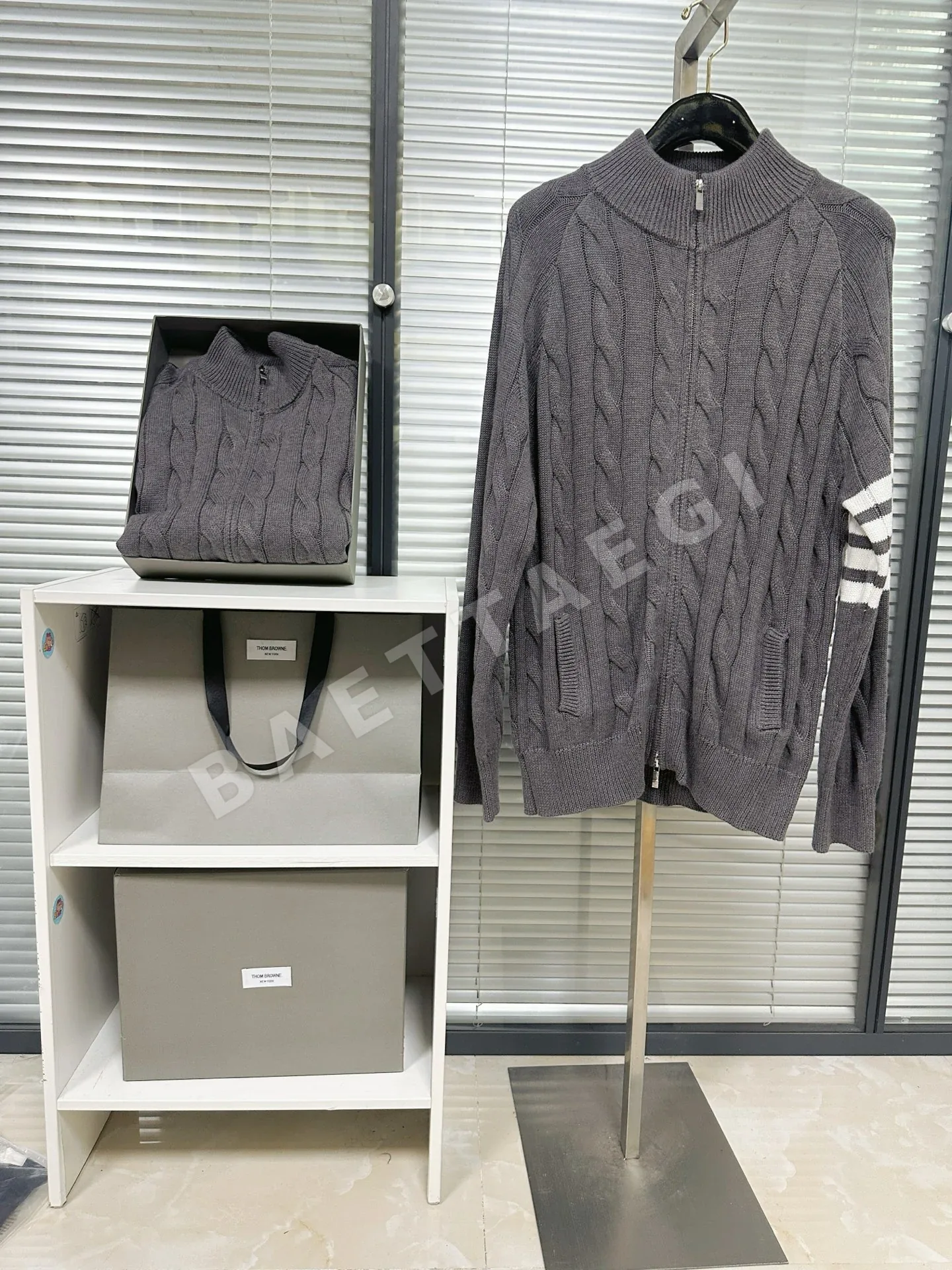 톰브라운 그레이 4바 스트라이프 모크넥 지퍼 니트 남녀공용 상세 이미지 5