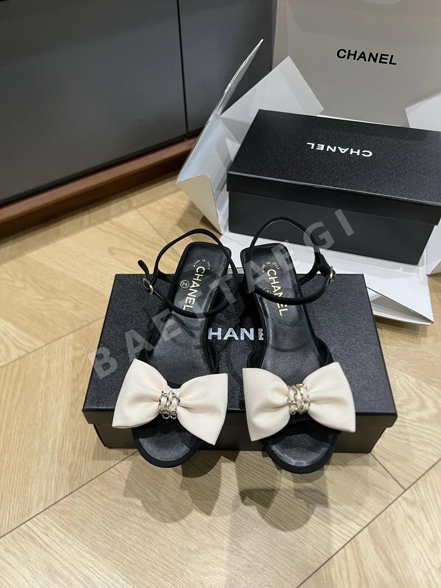 샤넬 리본 장식 로우 힐 샌들 99519