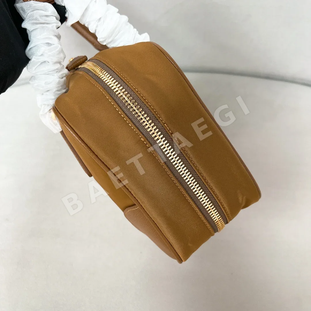 프라다 리에디션 1978 더블 핸들 소가죽 나일론 호보백 1BB115 상세 이미지 3