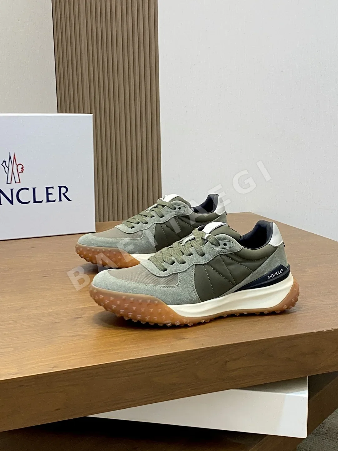 몽클레르 스니커즈 남성 스웨이드 모 레르 로고 상세 이미지 3