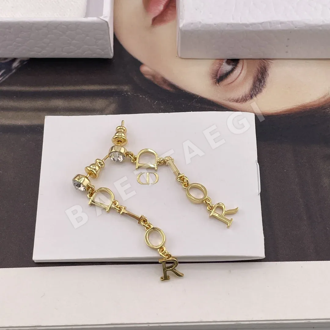 루이비통 긴 레터 스터드 귀걸이 상세 이미지 3