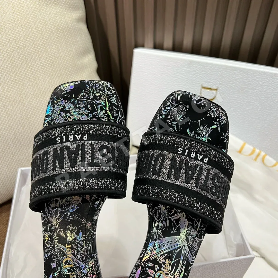 디올 디웨이 자수 힐 뮬 블랙 신발 상세 이미지 7