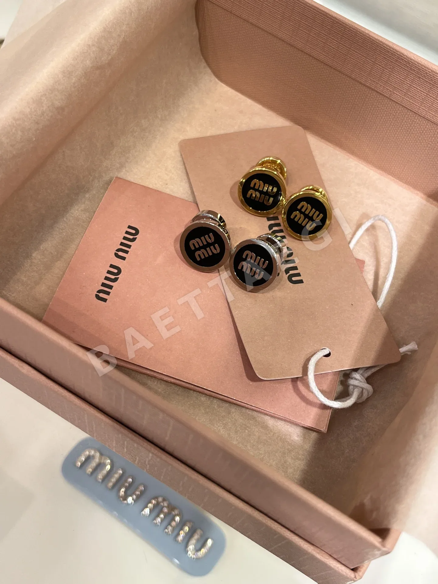 미우미우 블랙 에나멜 금속 버튼 귀걸이 135673
