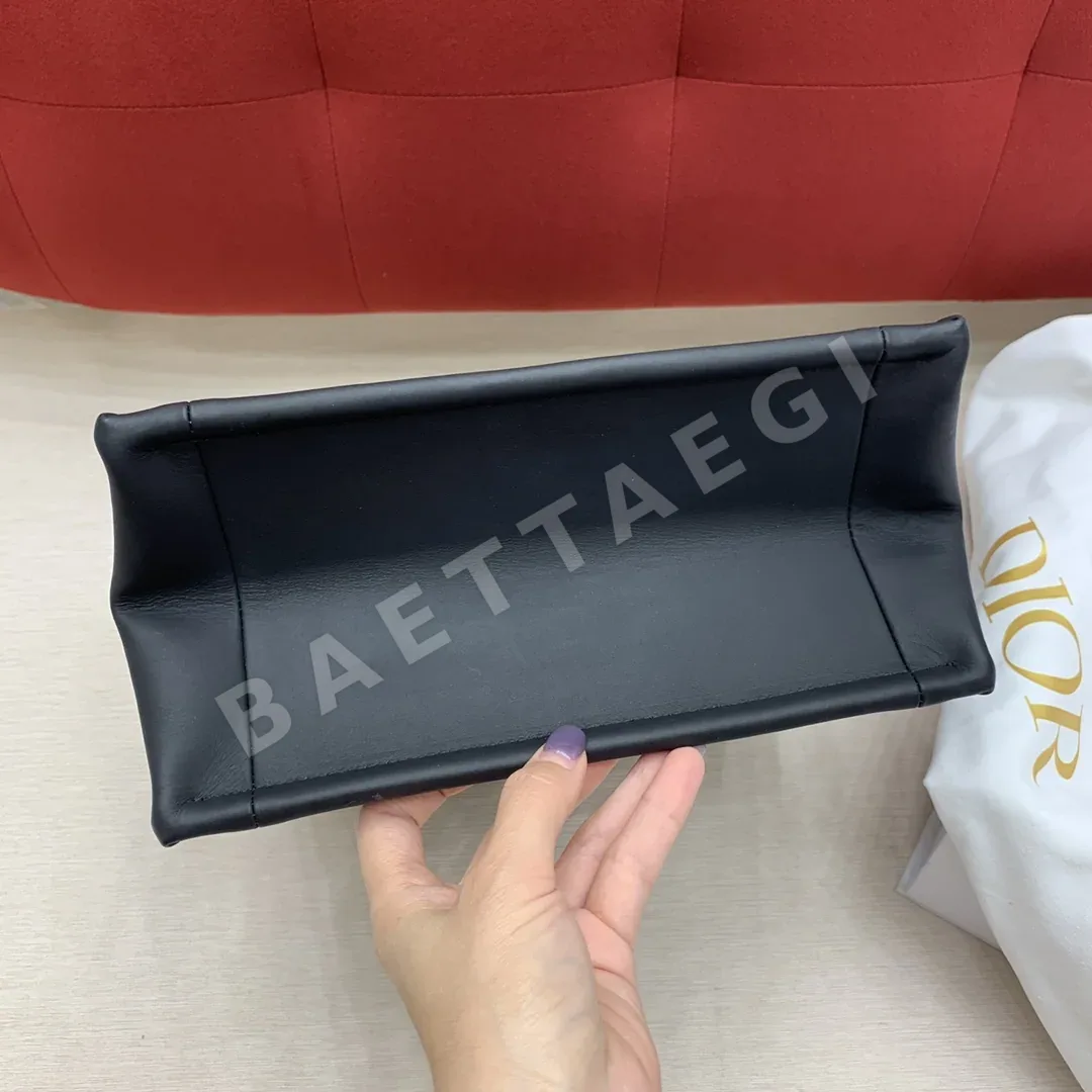 디올 매트 블랙 토트백 스몰 상세 이미지 9