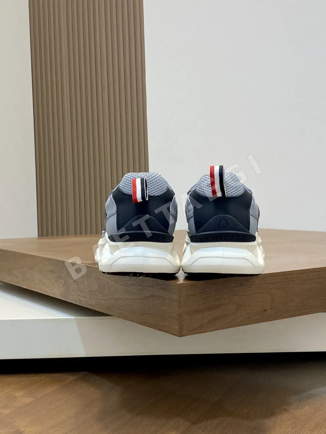 몽클레르 스니커즈 남성 메시 로고 힐 장식 상세 이미지 8
