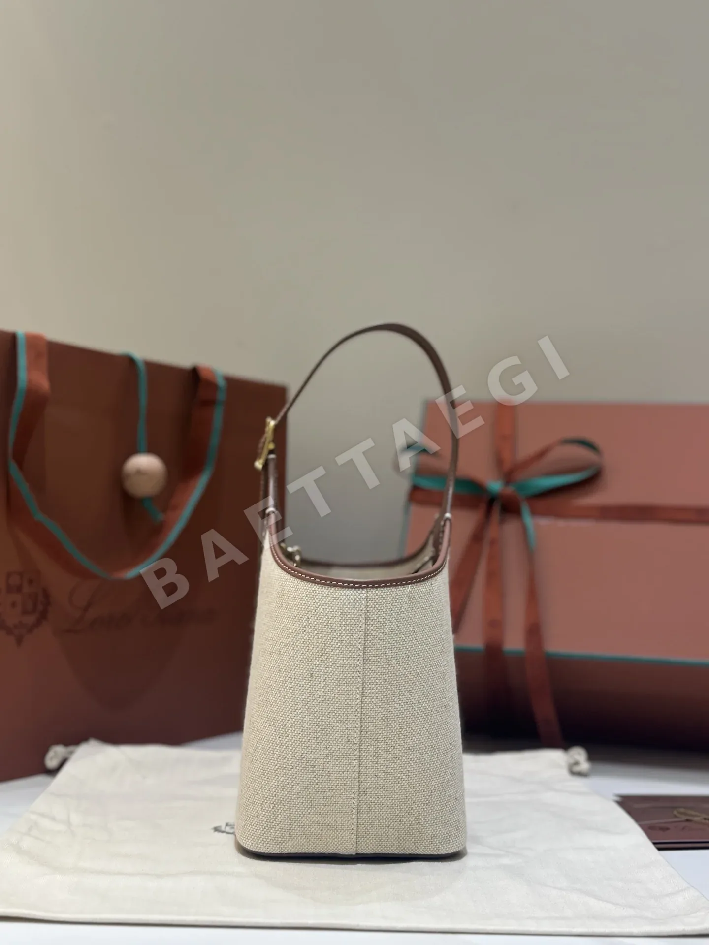 로로피아나 보빈 조절 가죽 탑 핸들 린넨 가방 상세 이미지 3