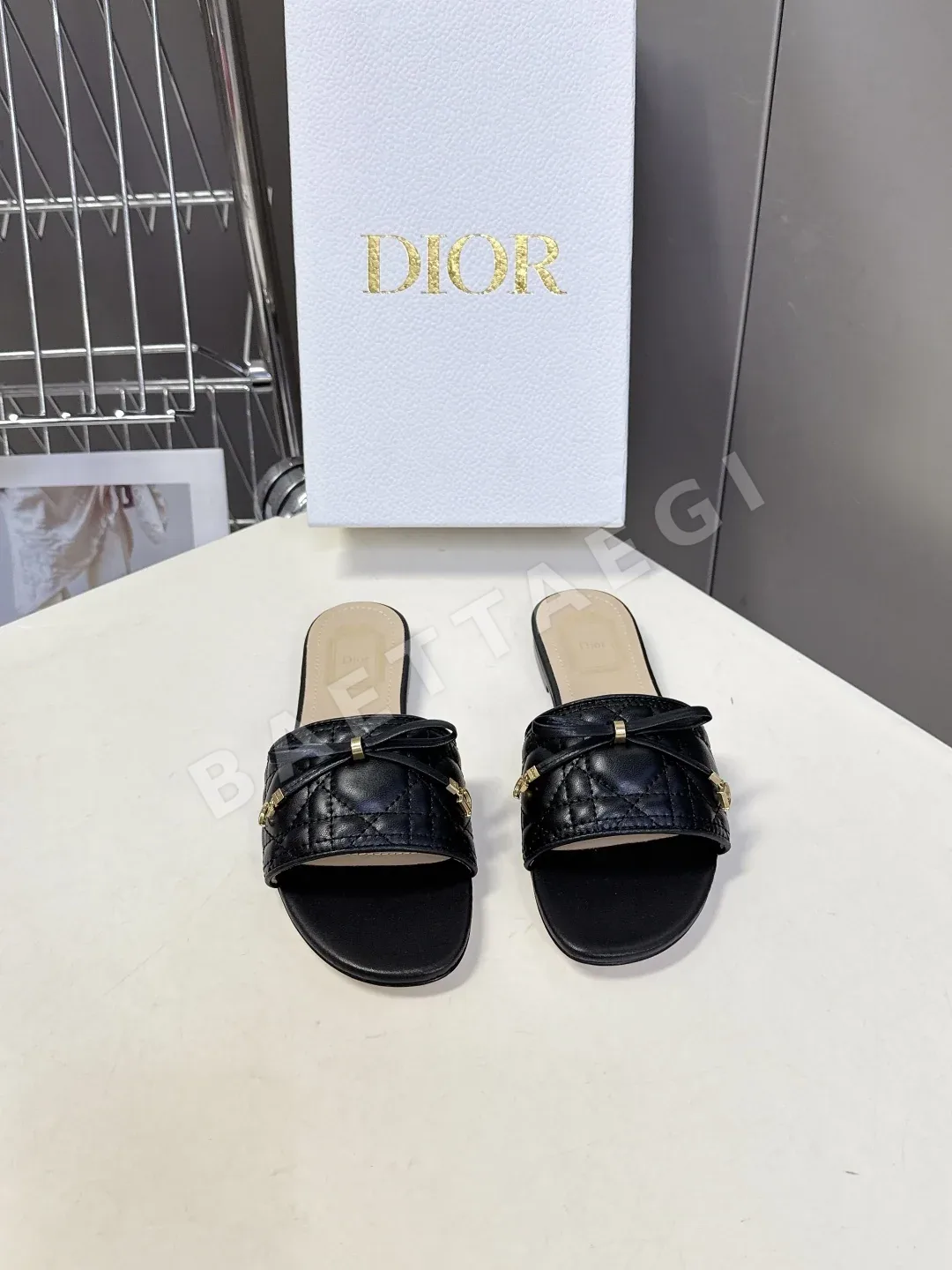 디올 리본 장식 플랫 샌들 98563