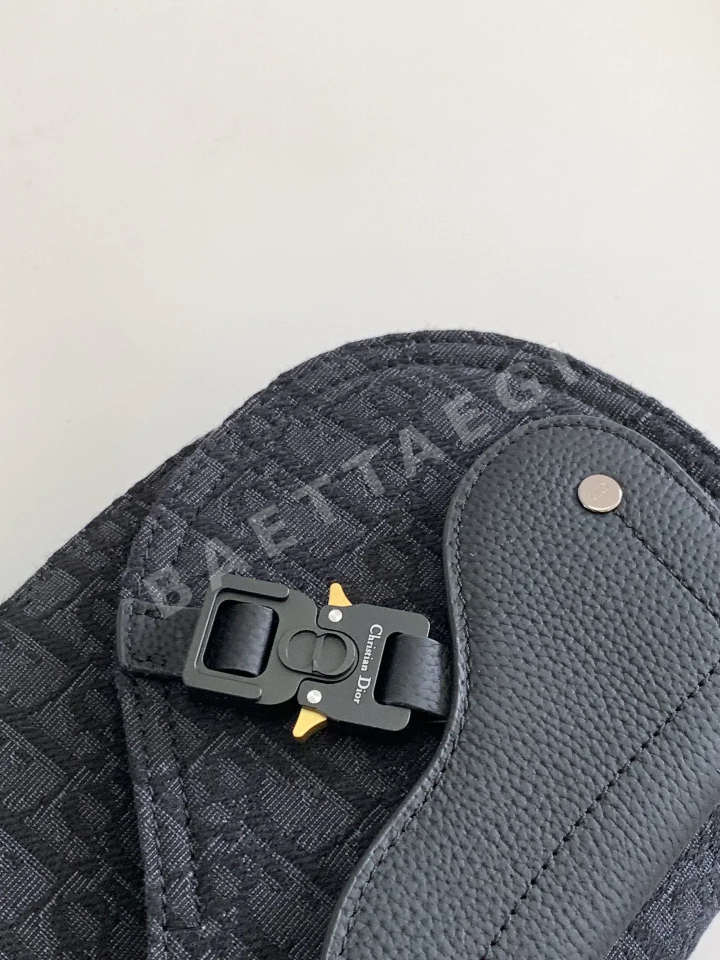 디올 새들 버클 나일론 크로스백 상세 이미지 5