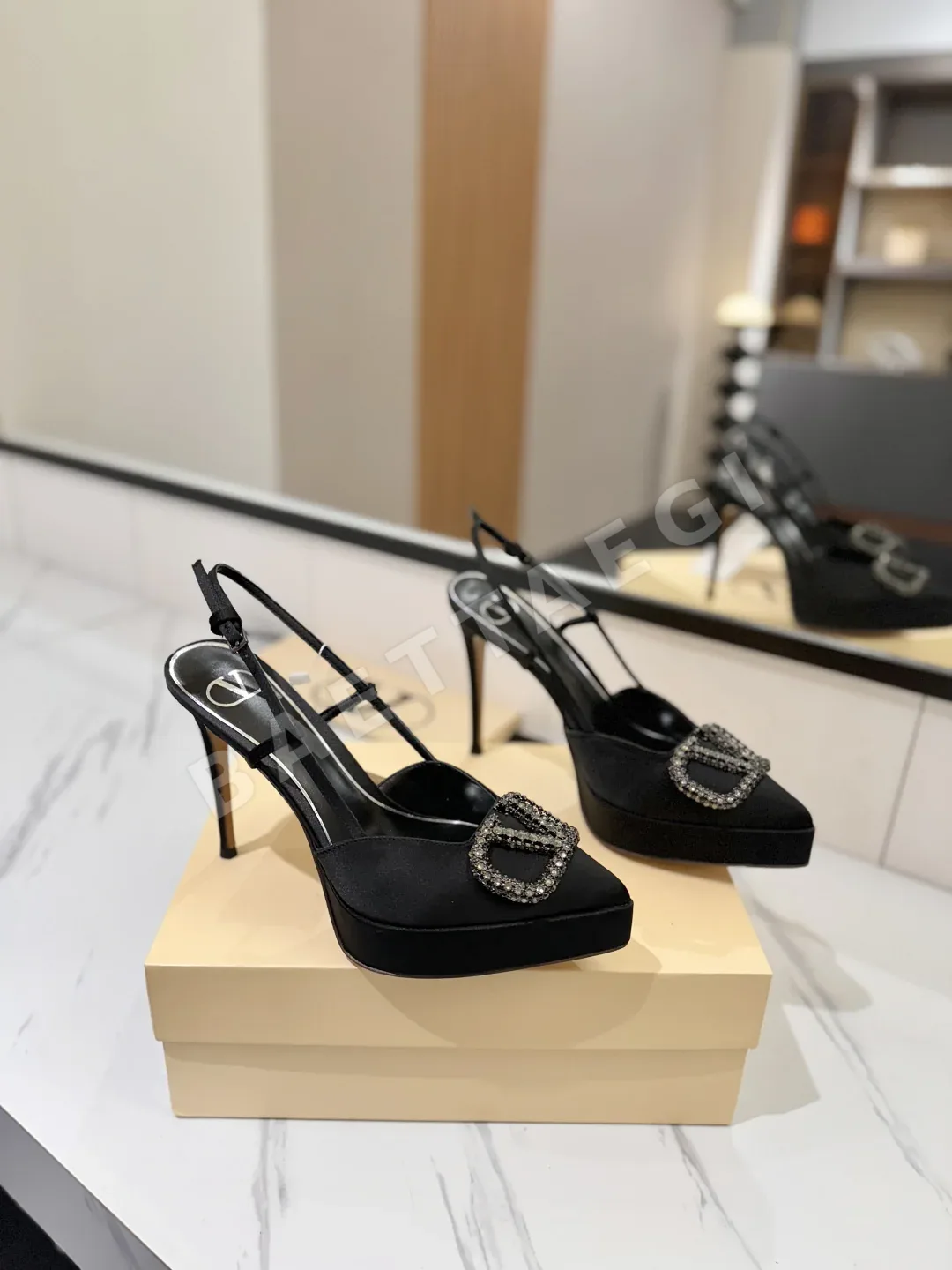 발렌티노 V 버클 메탈 장식 샌들 134637