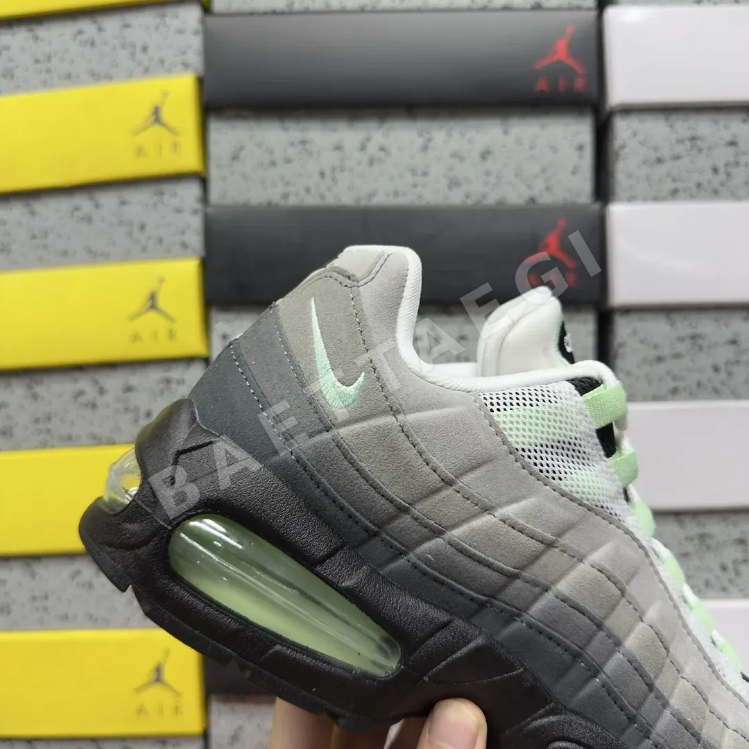 나이키 [KZ2.0] 에어 맥스 95 OG HJ5996-005 201781 Nike Air Max 95 OG Big Bubble Fresh 상세 이미지 4