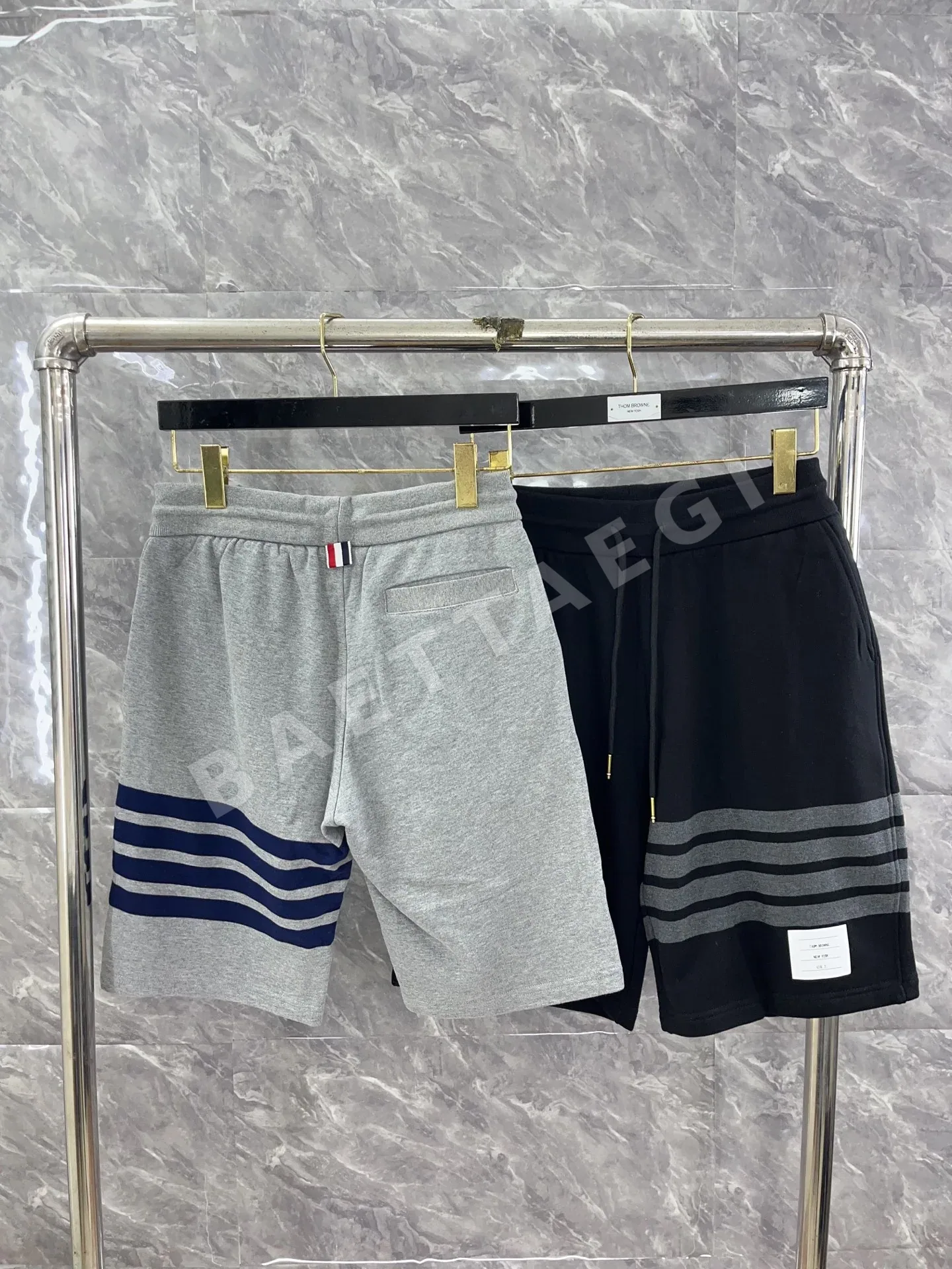 톰브라운 컬러웨이 사선 스트라이프 반바지 40398 Thom Browne Shorts 상세 이미지 3