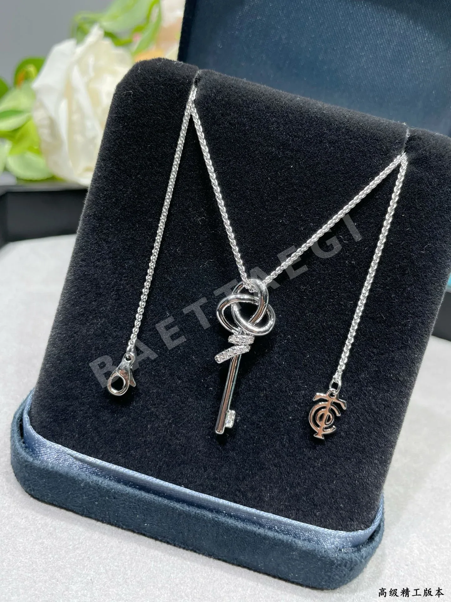티파니 18K 골드 다이아몬드 T 노트 키 목걸이 상세 이미지 5