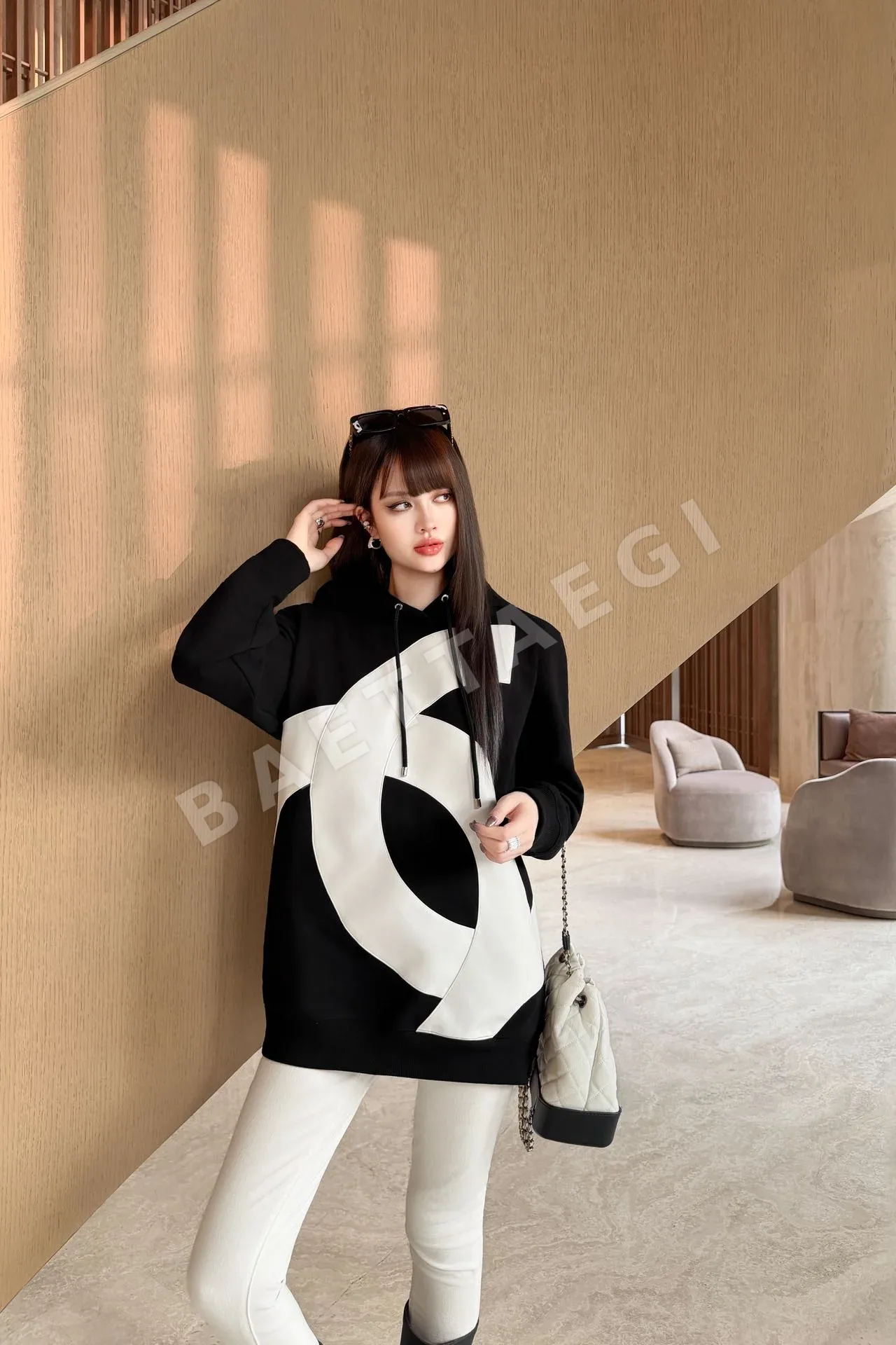 샤넬 더블 C 가죽 패치워크 후드 긴팔 스웨트셔츠 상세 이미지 3