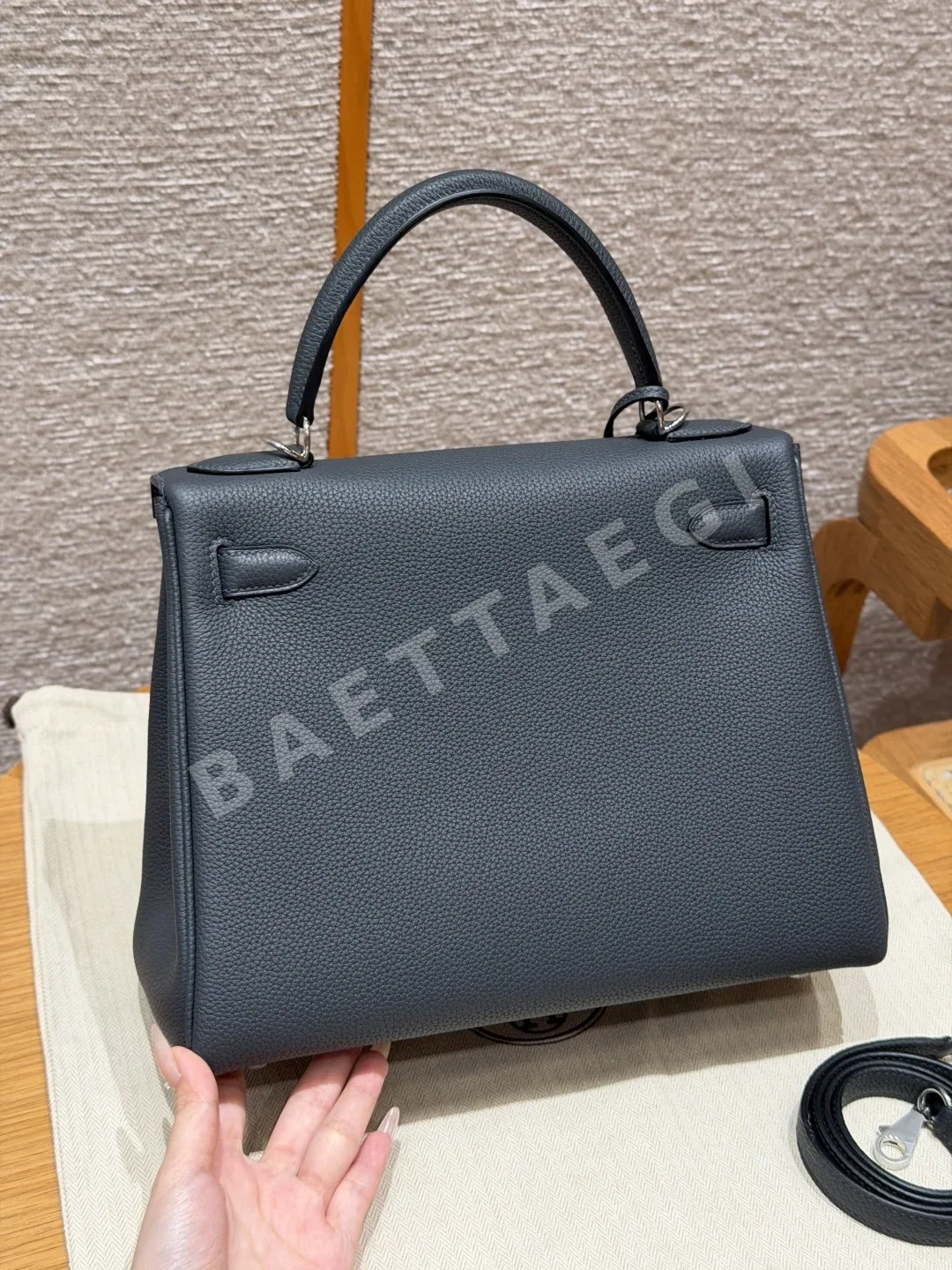 에르메스 켈리 28 더스티 그레이 토고 가죽 가방 상세 이미지 3
