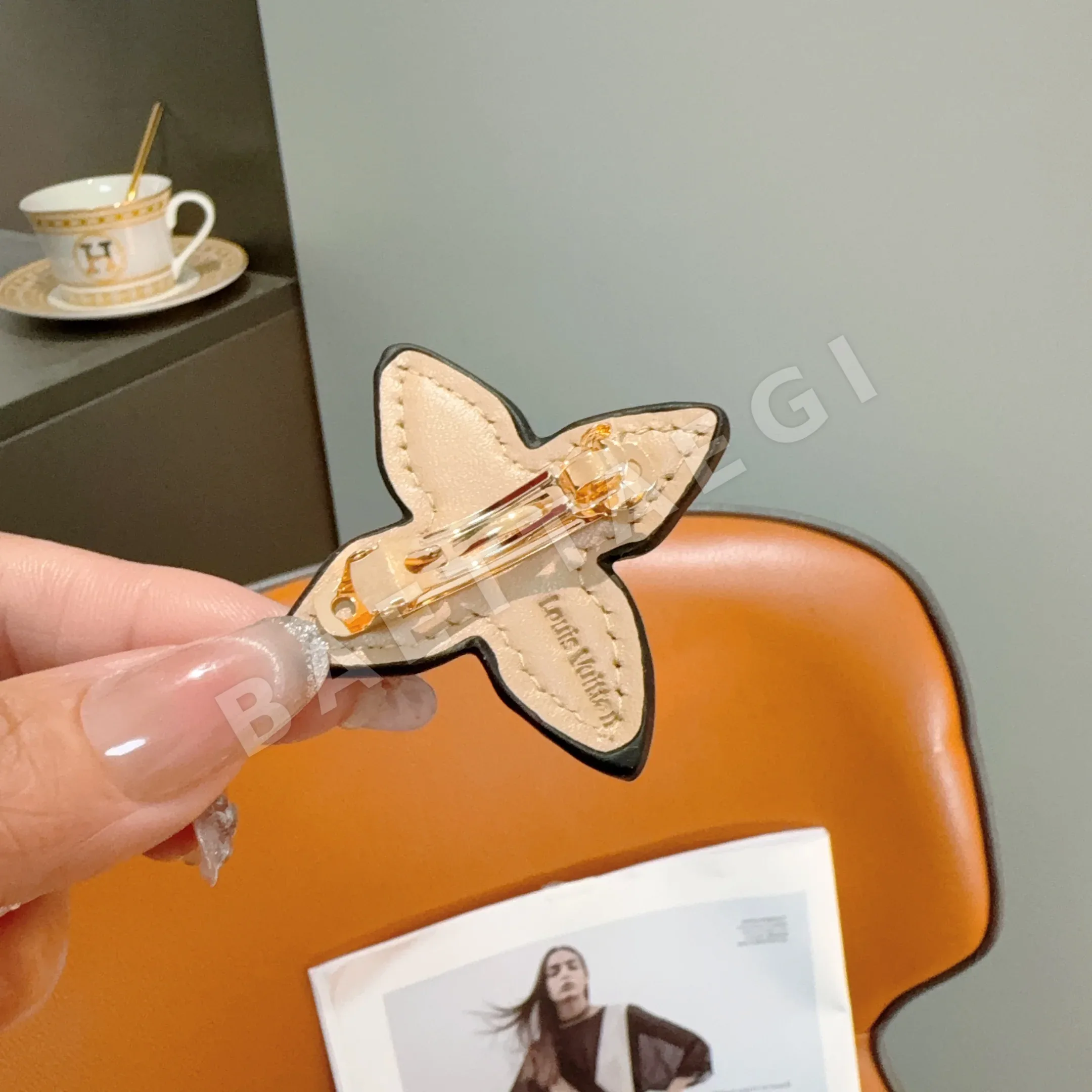 루이비통 모노그램 네잎클로버 헤어 클립 악세사리 상세 이미지 3