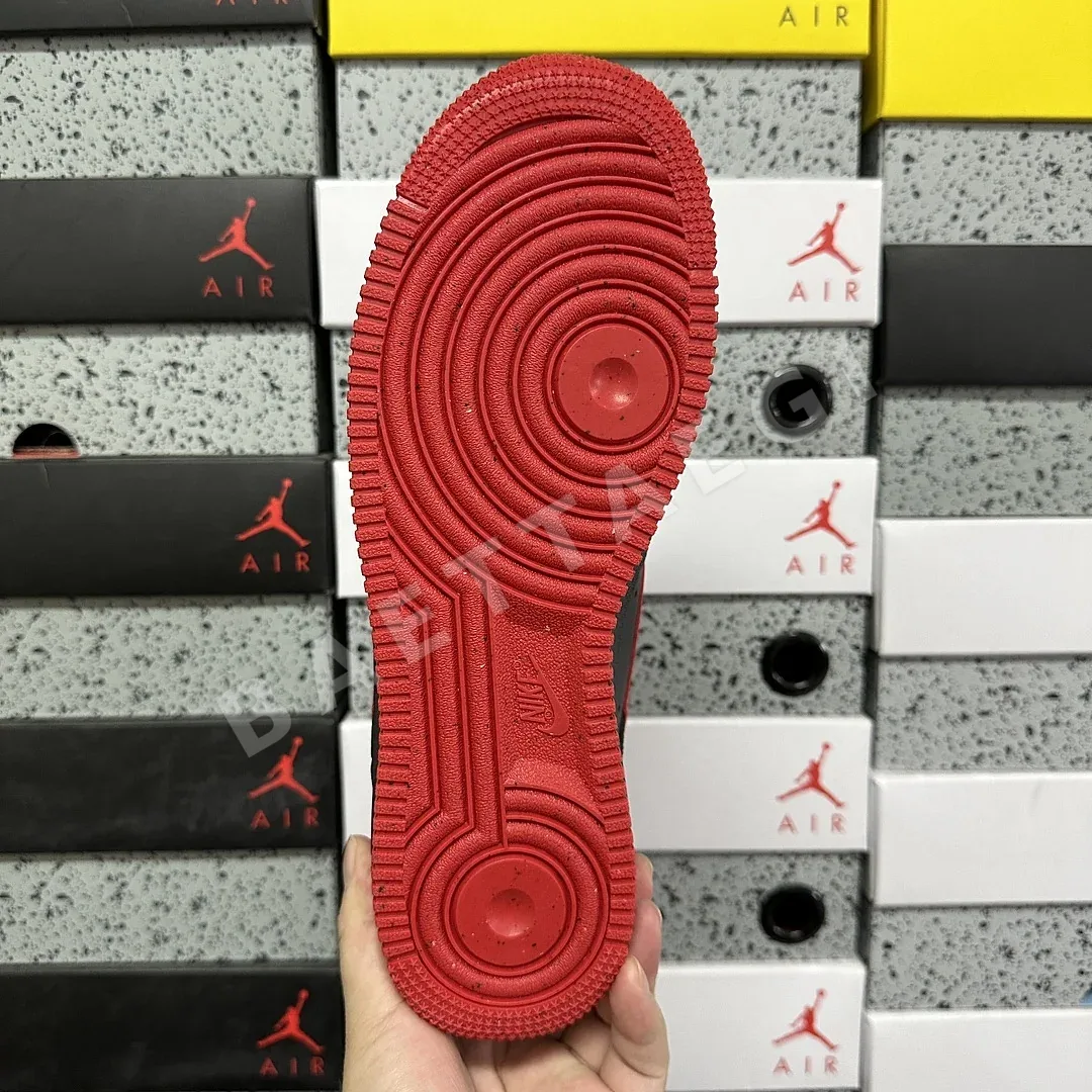 나이키 [G] 에어 포스 1 로우 블랙 레드 FJ4146-002 201765 Nike Air Force 1 Low '07 LV8 Vamps 상세 이미지 4