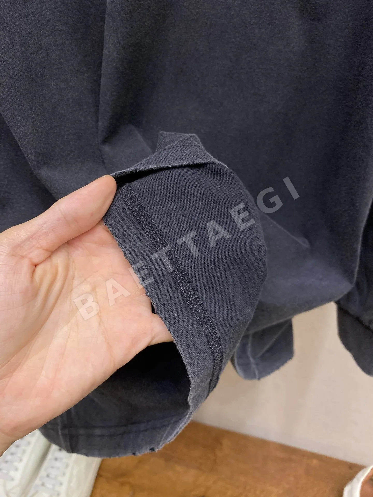 발렌시아가 마스킹테이프 프린트 남성 긴팔 티셔츠 상세 이미지 6