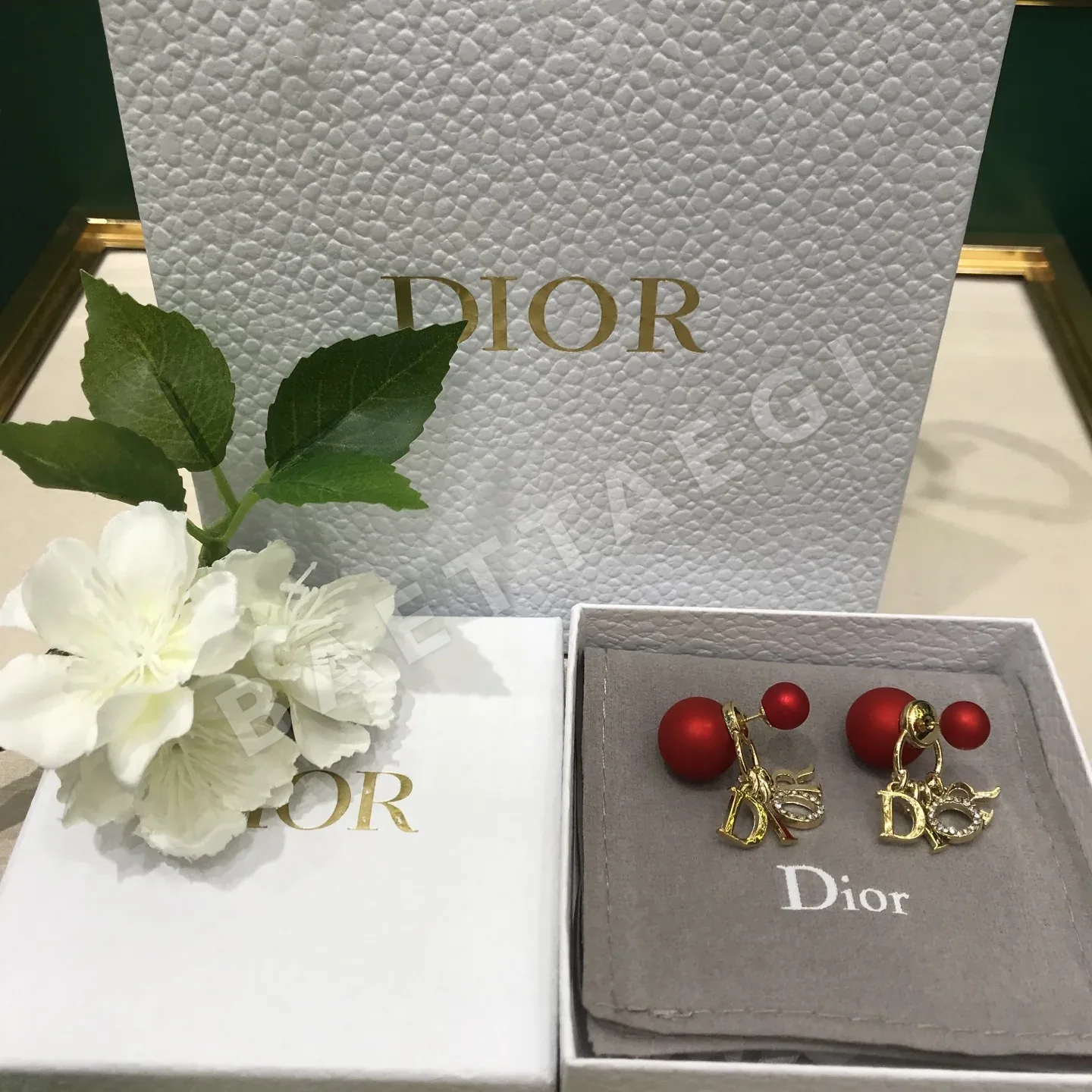 디올 레드 진주 이니셜 귀걸이 134571